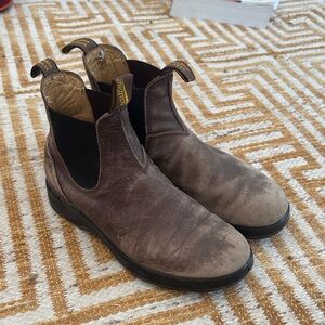 Blundstone All-Terrain Chelsea Boot. Distressed Brown Leather.